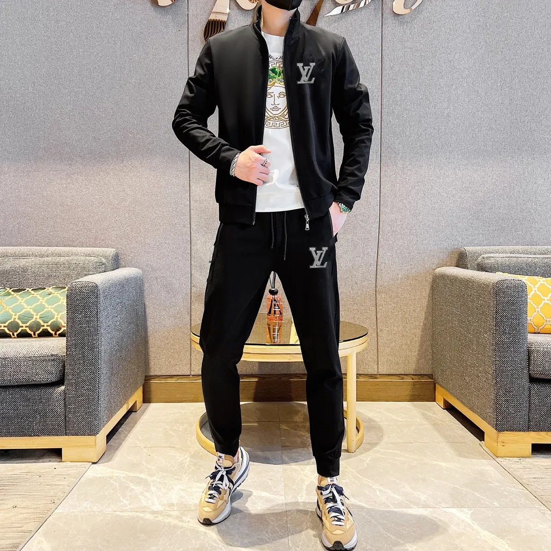 🅿️420 [LV Louis Vuitton] (Fat Man Gospel) hot-selling suit is coming. Focus on the original version of the official website. 2025 new hot-selling cardigan and sweatshirt suit. The original order is the best. 🇭🇰The meticulous work of top designers. Just for a fitting and perfect upper body effect. All-natural high-quality Roman cotton 100%, close-fitting comfort, noble and elegant! Original hardware embodies elegance and nobility! Counter size: M-5XL (maximum wear up to 220 pounds)